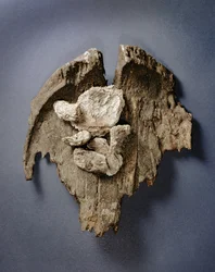 Fragment einer prähistorischen Schale mit Überresten eines Fleischstücks, Grab G73, Jericho